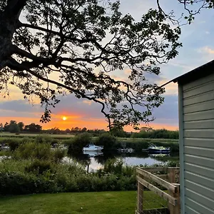 https://the-hut-by-the-river.yorkshirehotels.net